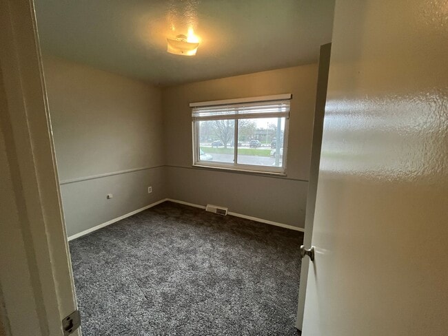 Building Photo - 3 bed 2 bath townhouse - Great Location