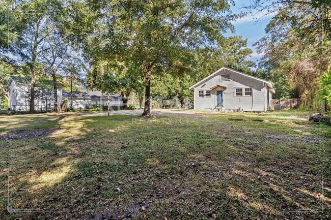 Building Photo - Updated 3 Bed 2 Bath with Large Fenced Yard