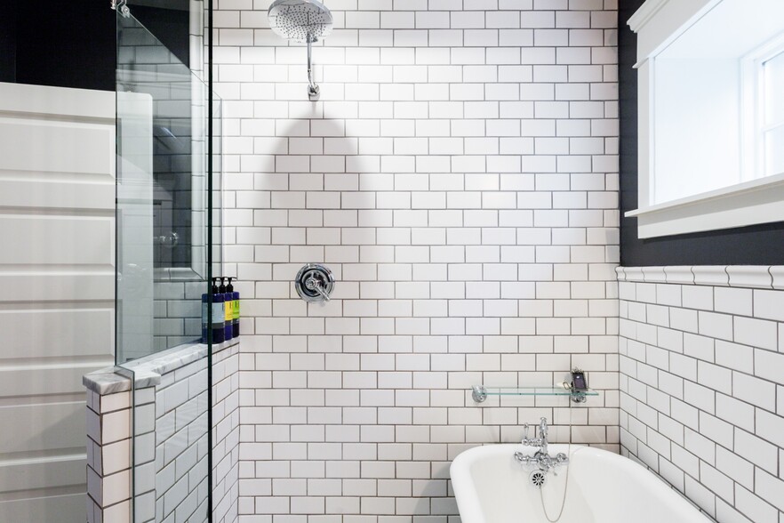 Building Photo - 337 NE 54th St