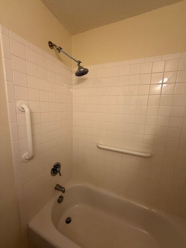 Building Photo - 2 Bed, 2 Bath Condo Available