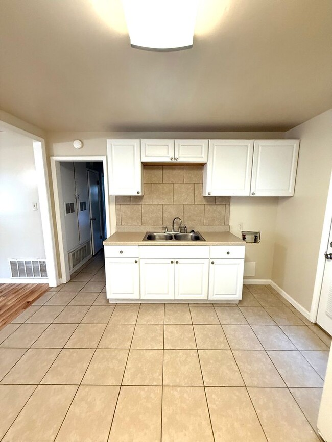 Building Photo - ** 3 Bed 1 Bath located in Chisholm ** Cal...