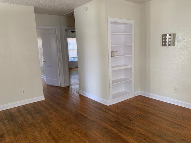 Building Photo - 3bed/1bath House - Two Blocks from Campus
