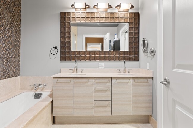 Building Photo - 10 E Delaware Pl