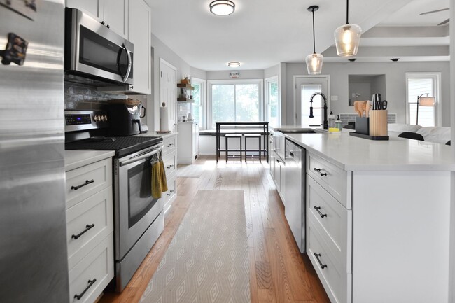 Building Photo - Pet Friendly Three Bedroom with Bonus!