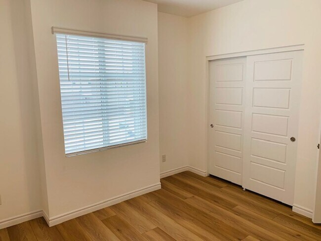 Building Photo - 3 Bedroom Home in Henderson