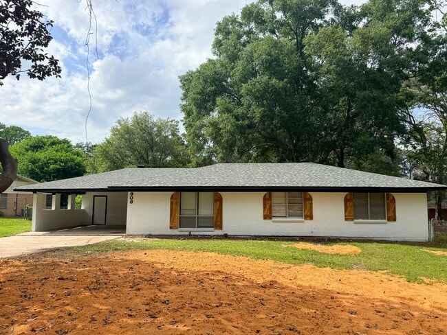 Building Photo - Newly Renovated Property - Family Home