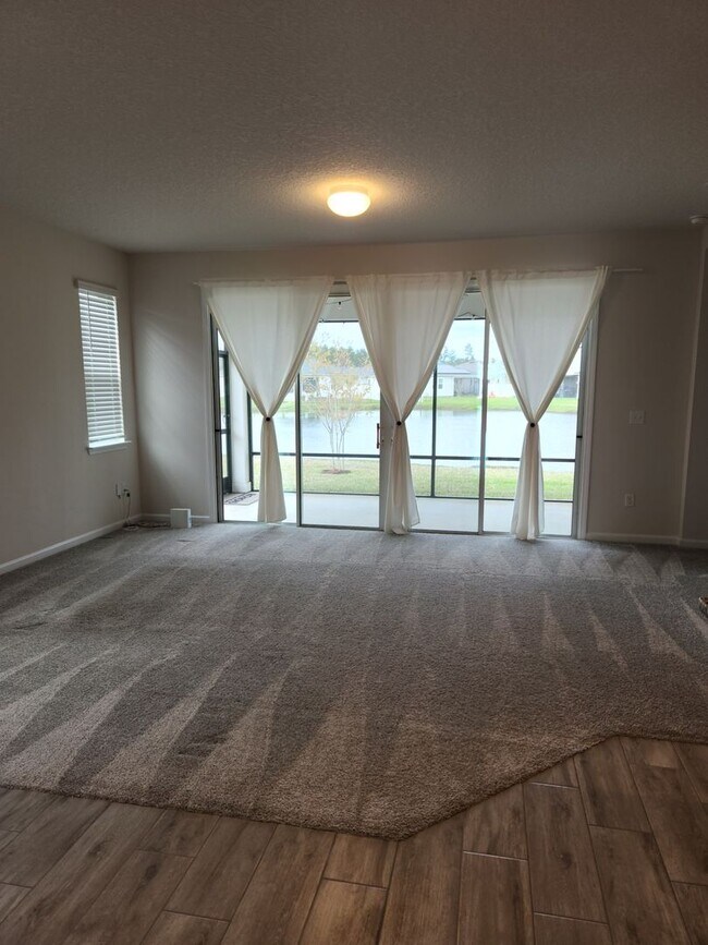 Building Photo - Perfect size, perfect location!