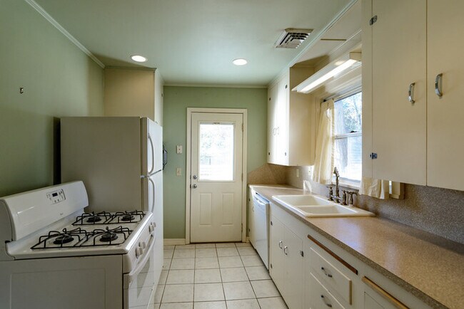 Building Photo - ***VERY NICE 3/2*S.HIGHLANDS*