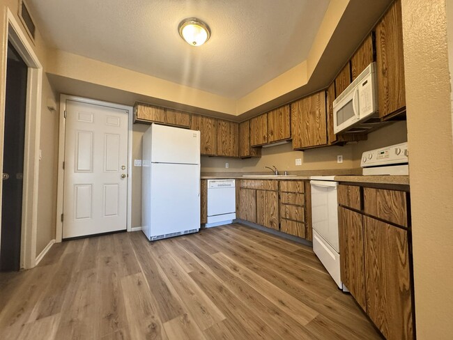 Building Photo - ***MOVE IN SPECIAL*** 2 STORY TOWNHOME WITH ATTACHED GARAGE WATER INCL