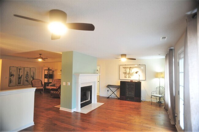 Building Photo - Updated Stunner