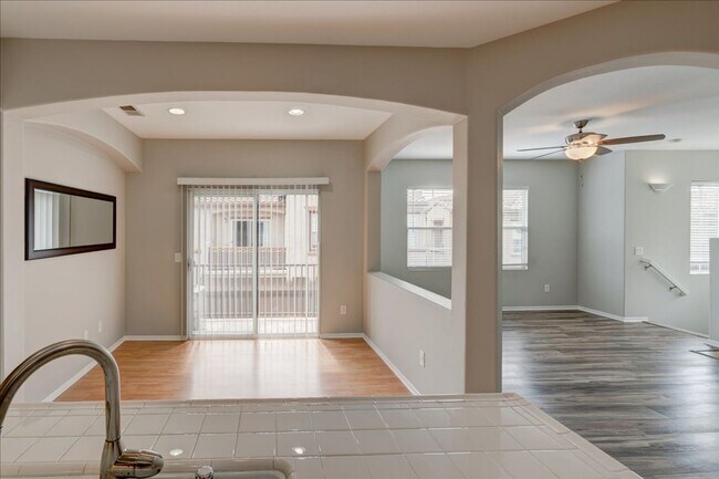 Building Photo - Fantastic 2 Bedroom Townhome minutes away to Camp Pendleton