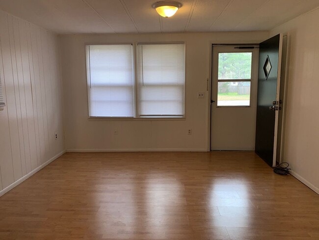 Building Photo - 709 Lee Rd