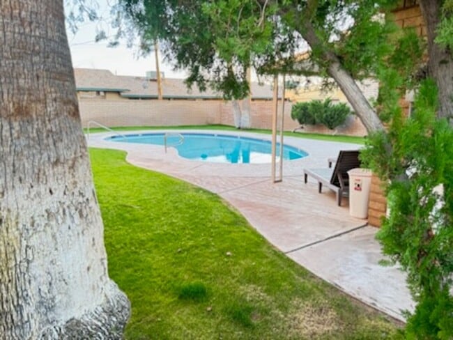 Building Photo - 2 bedroom townhome in Phoenix