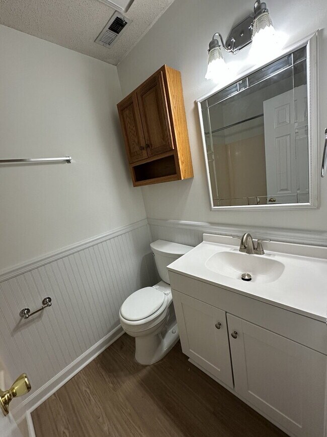 Building Photo - 409 Maplehurst Dr