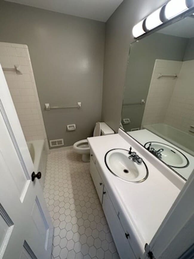 Building Photo - 2670 Grosvenor Pl