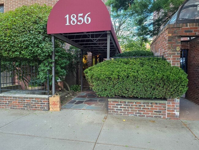 Building Photo - 1856 Beacon St