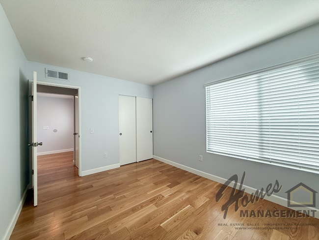 Building Photo - Homes Management - 3 bed, 2 bath home off Oak Hill