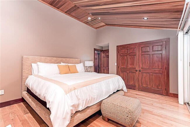 Building Photo - 14 Woodlake Dr