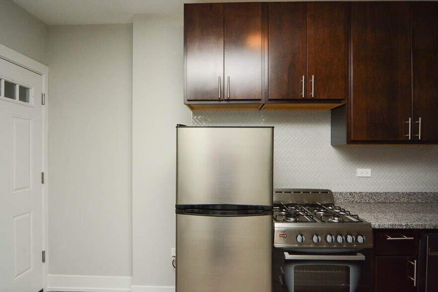 Building Photo - 533 W Belden Ave