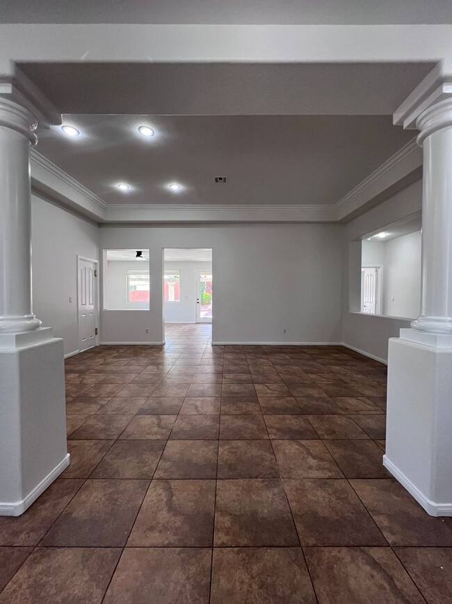 Building Photo - Stunning 4-Bed 3 Car Garage Gated Single S...