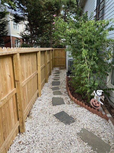 Private Garden - 1701 N Wayne St