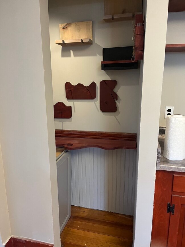 Building Photo - 107 Elm St