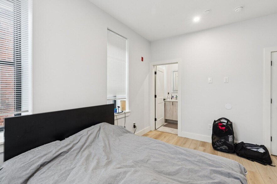 Building Photo - 3849 Lancaster Ave