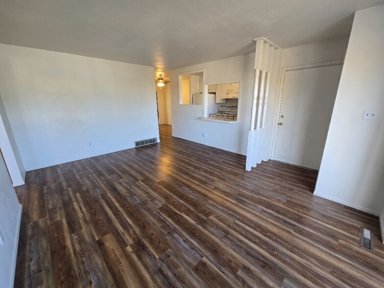 Building Photo - 47 Newport Cir