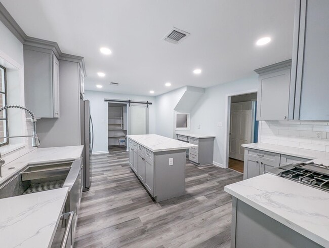 Building Photo - Spacious 4/3 bathroom Home