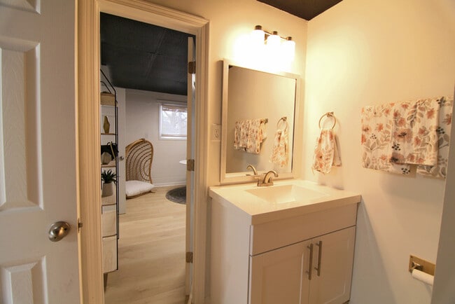 Building Photo - 1526 Varsity Dr