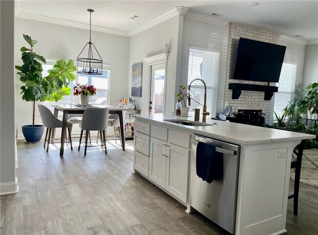 Building Photo - 2014 W Chandler Ave