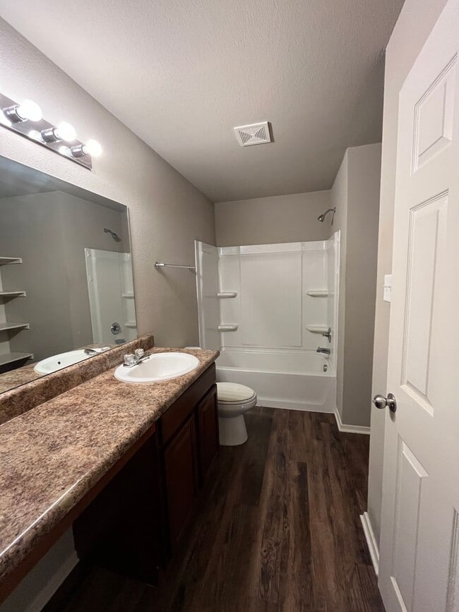 Building Photo - 3 Bed / 2 Bath off of Airport Road