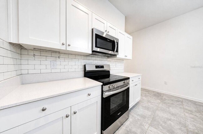 Building Photo - 688 Sand Pne Ln