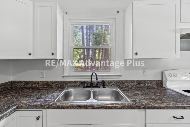Building Photo - 4 Bedroom Home in Blackstone!