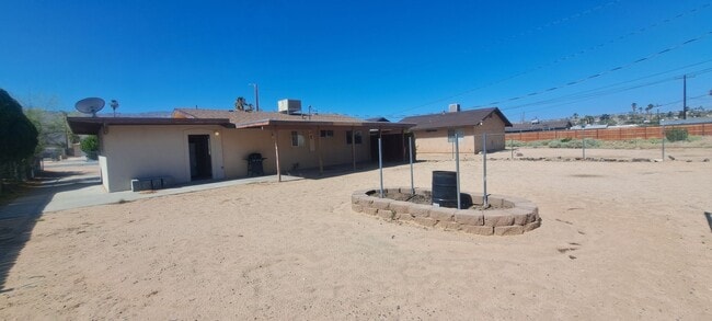 Building Photo - 2 Bedroom with large back yard