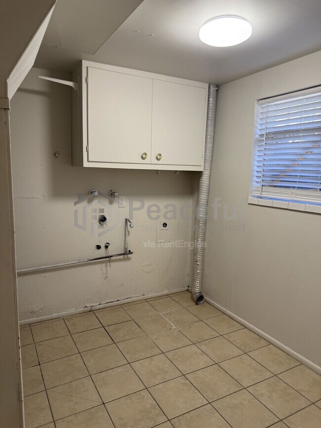 Building Photo - 2025 Broadmoor St S