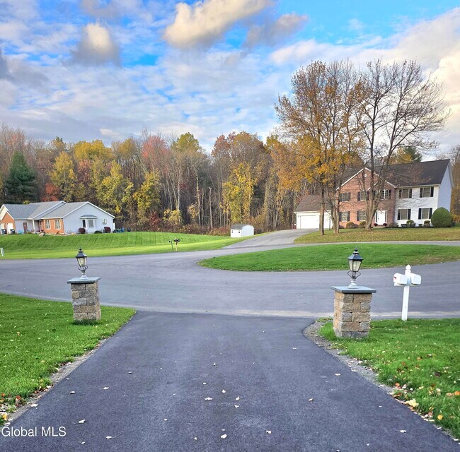 Building Photo - 8 Red Maple Ln