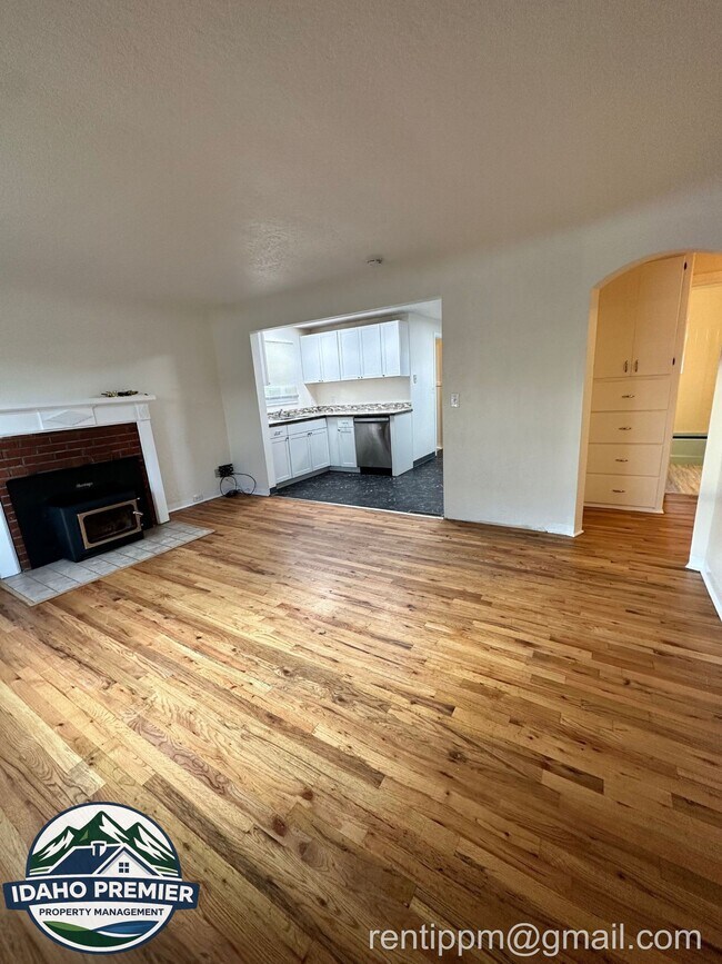 Building Photo - 709 N Stanley St