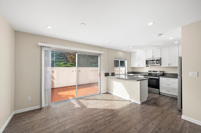 Building Photo - Spacious 4-Bedroom 2.5-Bathroom Townhome 5...