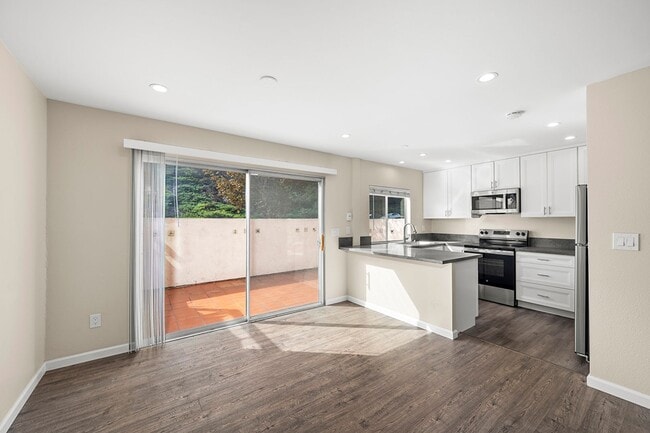 Building Photo - Spacious 4-Bedroom 2.5-Bathroom Townhome 50% Off 1st Month!