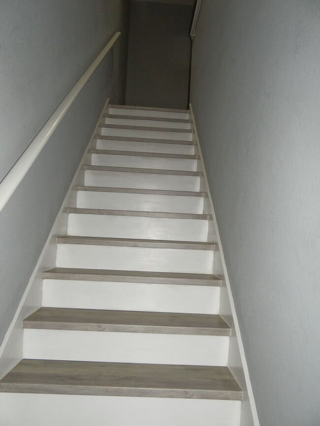 Building Photo - 2 bed/2.5 bath townhouse - 50% off 1st mon...