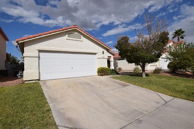 Building Photo - Beautiful Single Story Three Bedroom Home!