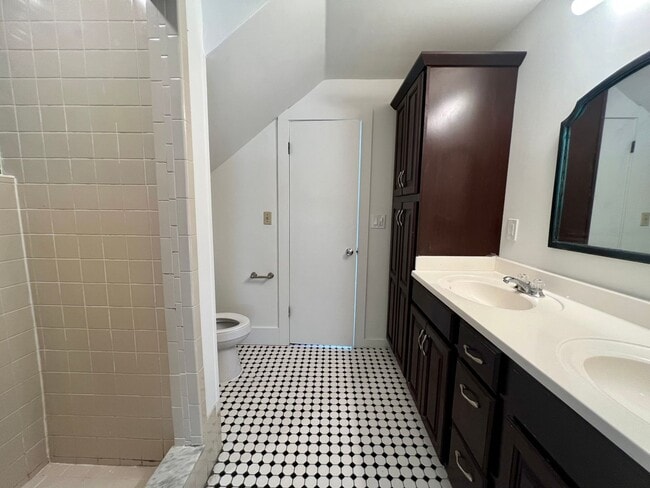 Building Photo - 3/2 ground floor unit in downtown historic...