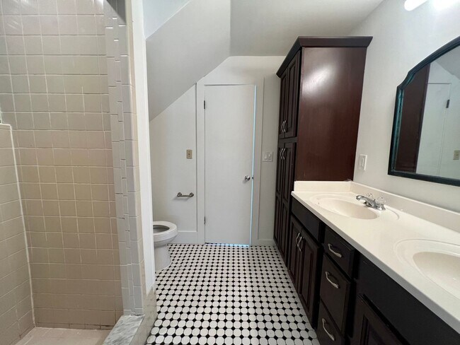 Building Photo - 3/2 ground floor unit in downtown historic St Augustine!