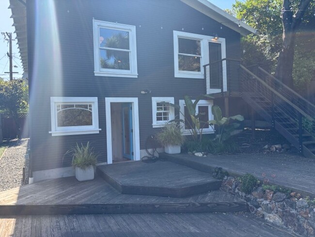 Building Photo - Fabulous Private Home Near Mills!