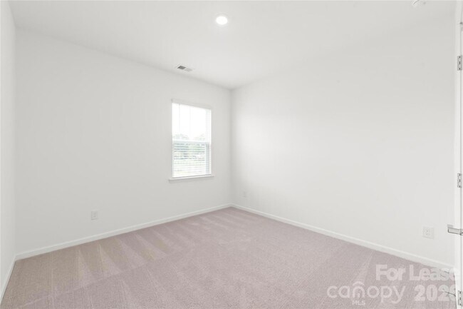 Building Photo - 302 Silver Fleet Dr