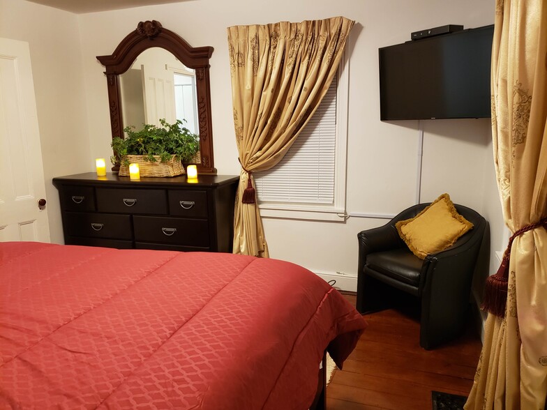 Master bedroom 2 room suite on second floor - 3849 Township Line Rd