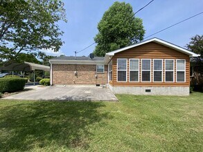 Building Photo - 4 BR, 2 BA, 1 Car Garage | Sun Porch & Fen...