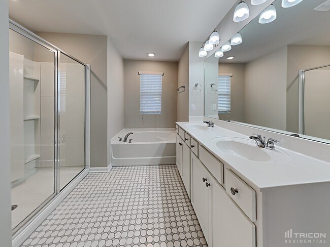Building Photo - 832 Foxdale Dr