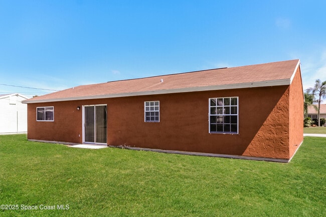 Building Photo - 2250 SE Baron St